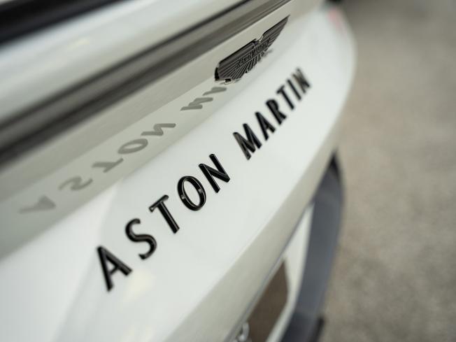 ASTON MARTIN Vantage Photo 8