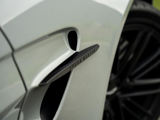 ASTON MARTIN Vantage Photo 9
