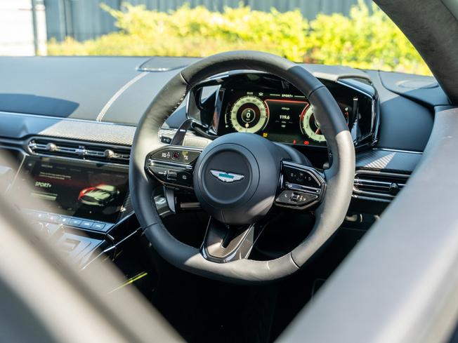 ASTON MARTIN Vantage Photo 11