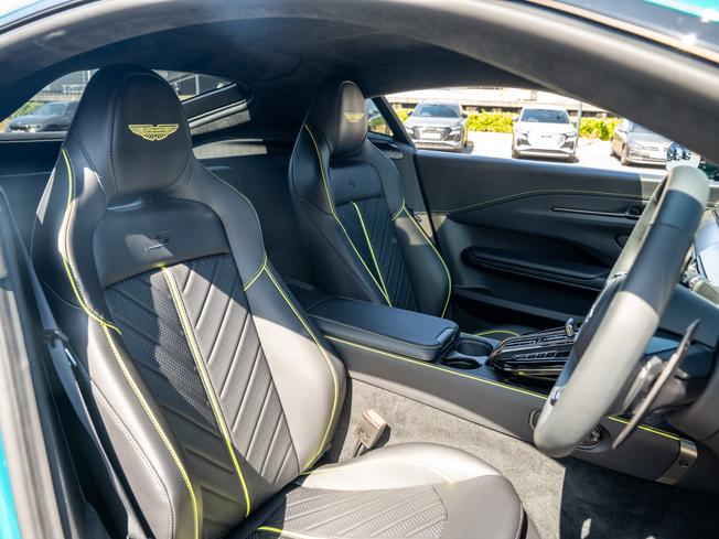 ASTON MARTIN Vantage Photo 12