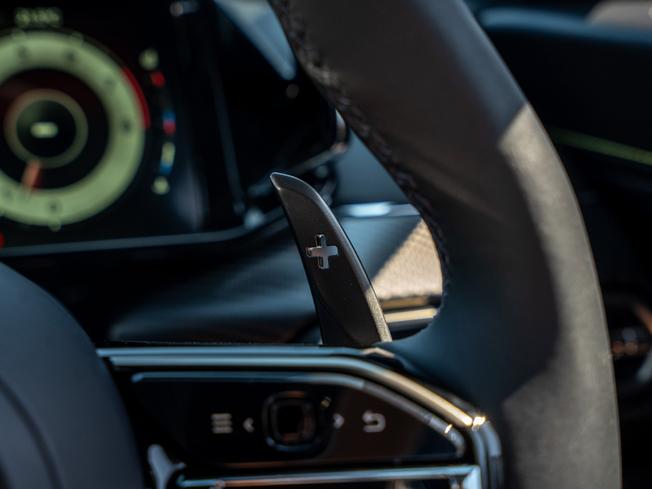 ASTON MARTIN Vantage Photo 13