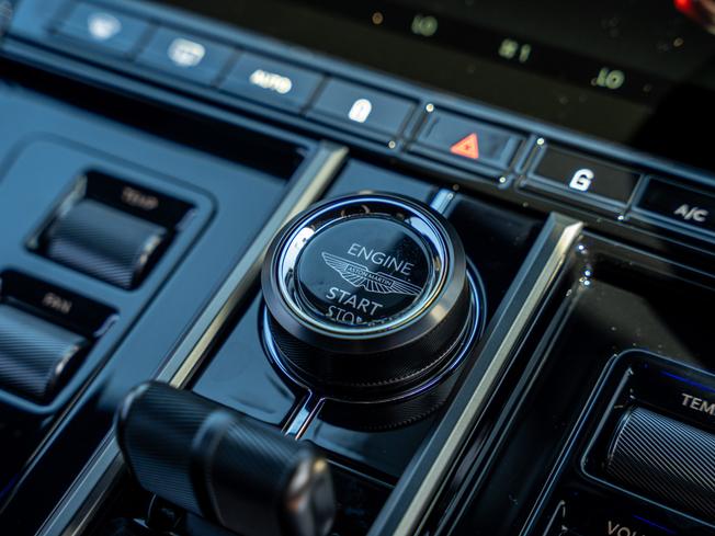 ASTON MARTIN Vantage Photo 15