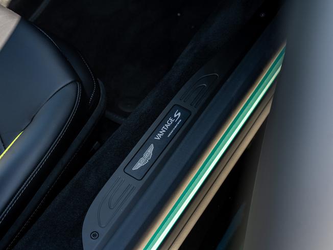 ASTON MARTIN Vantage Photo 17