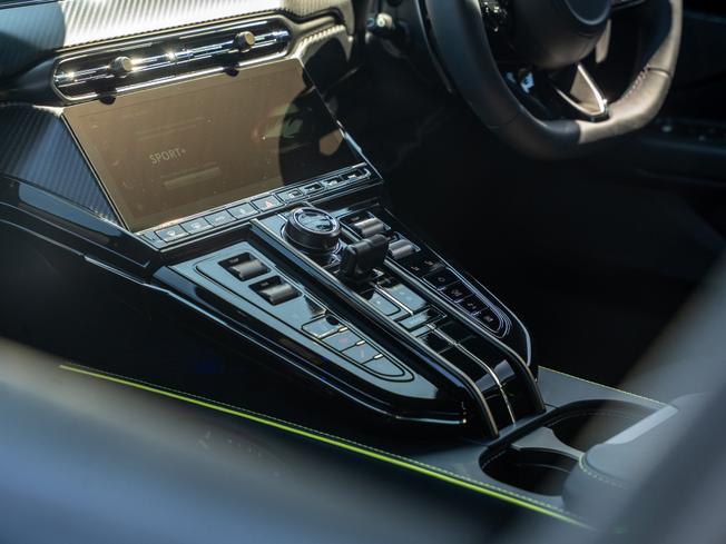 ASTON MARTIN Vantage Photo 20