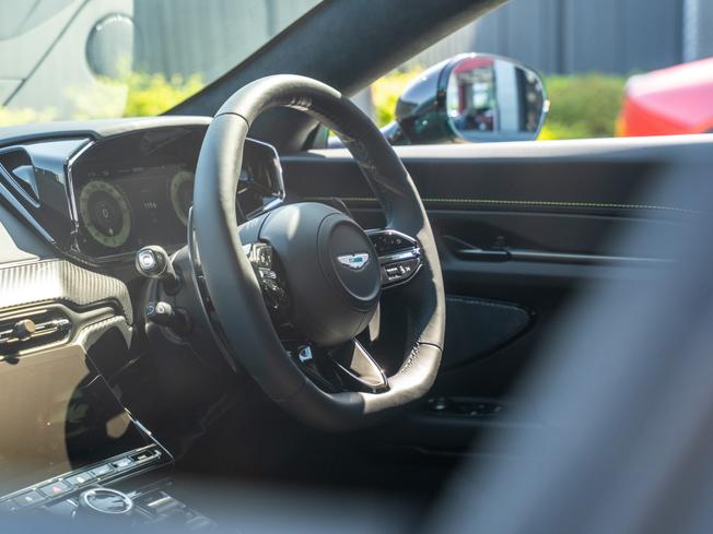 ASTON MARTIN Vantage Photo 21