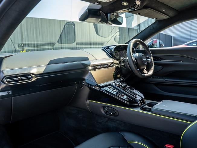 ASTON MARTIN Vantage Photo 22