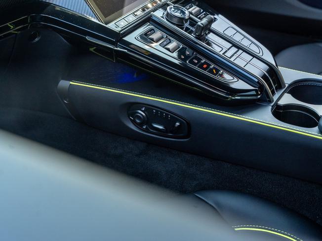 ASTON MARTIN Vantage Photo 24