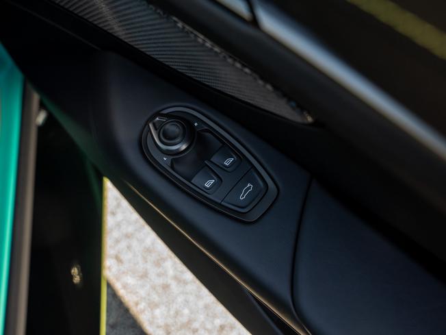 ASTON MARTIN Vantage Photo 25
