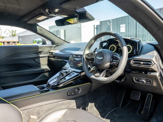 ASTON MARTIN Vantage Photo 3