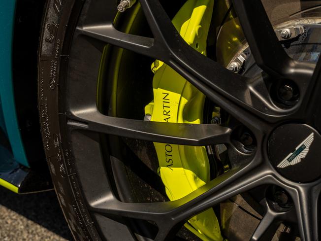 ASTON MARTIN Vantage Photo 30