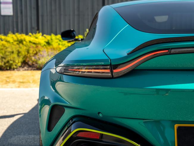 ASTON MARTIN Vantage Photo 35
