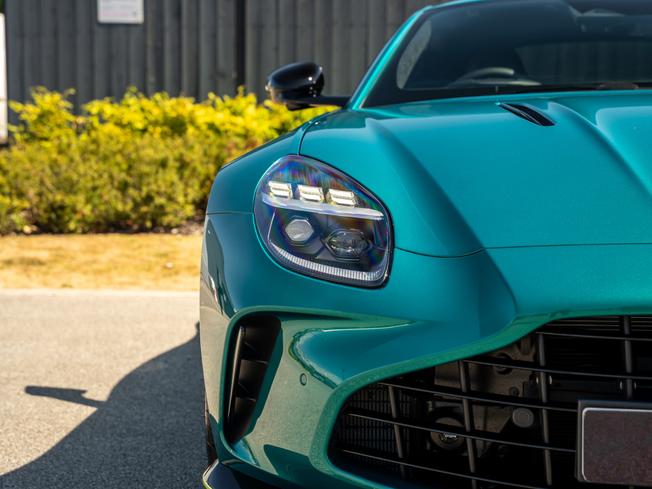 ASTON MARTIN Vantage Photo 39
