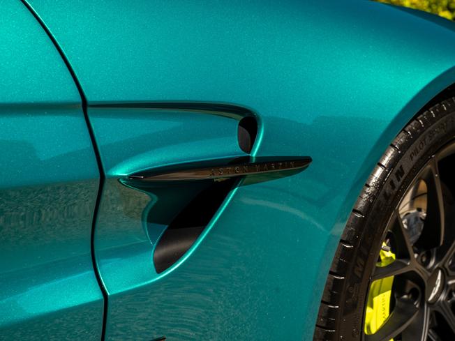 ASTON MARTIN Vantage Photo 9
