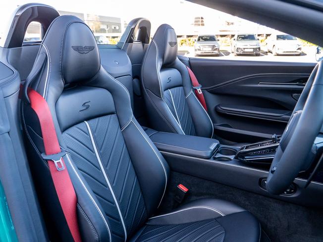 ASTON MARTIN Vantage Photo 12