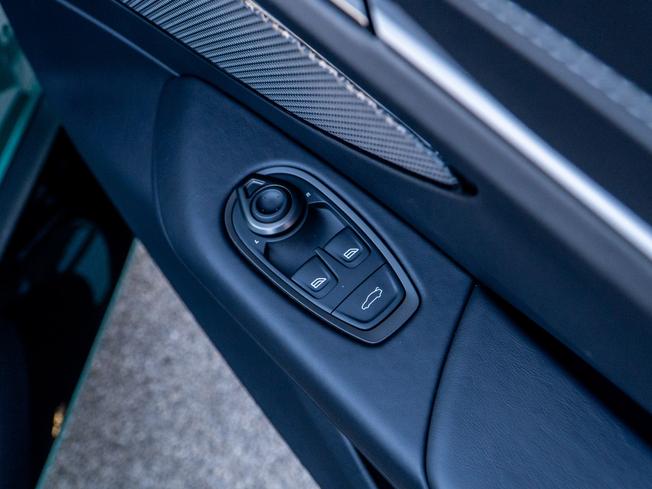 ASTON MARTIN Vantage Photo 18