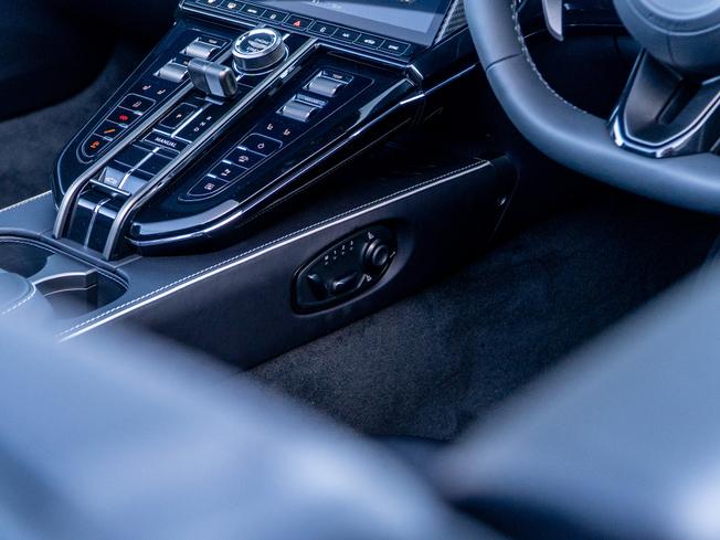 ASTON MARTIN Vantage Photo 20