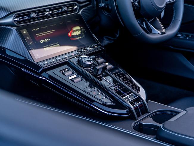 ASTON MARTIN Vantage Photo 22