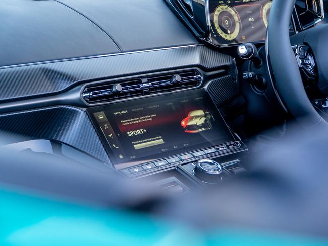 ASTON MARTIN Vantage Photo 23