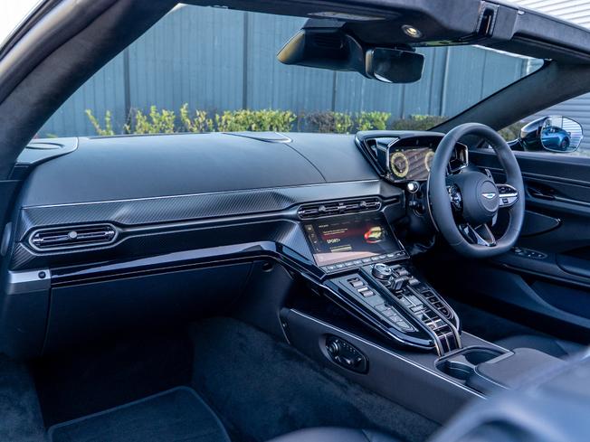 ASTON MARTIN Vantage Photo 25