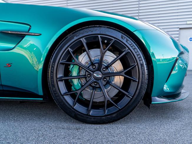 ASTON MARTIN Vantage Photo 4