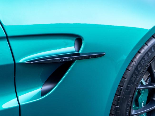 ASTON MARTIN Vantage Photo 9