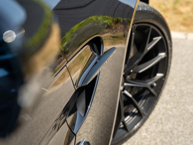ASTON MARTIN V8vanroadster Photo 9