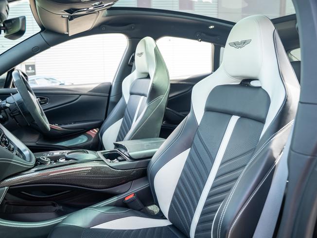 ASTON MARTIN Dbx Photo 12