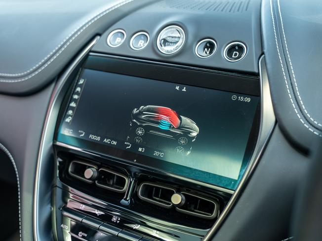 ASTON MARTIN Dbx Photo 14