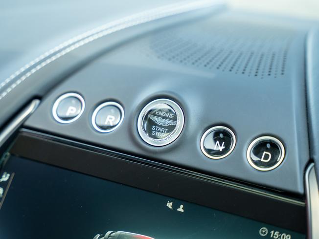 ASTON MARTIN Dbx Photo 15