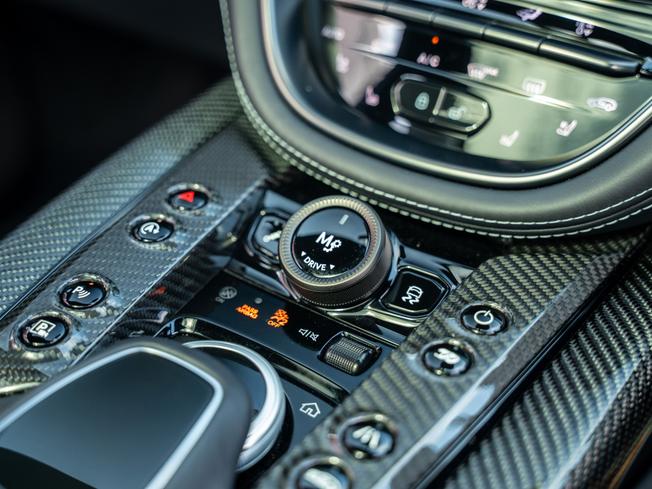 ASTON MARTIN Dbx Photo 16