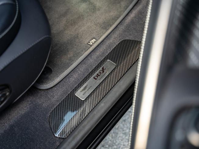 ASTON MARTIN Dbx Photo 18