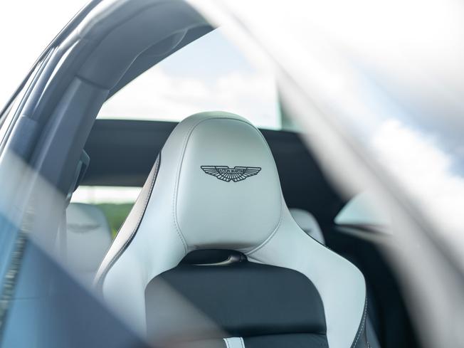 ASTON MARTIN Dbx Photo 19