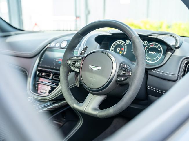 ASTON MARTIN Dbx Photo 20
