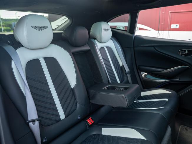 ASTON MARTIN Dbx Photo 21