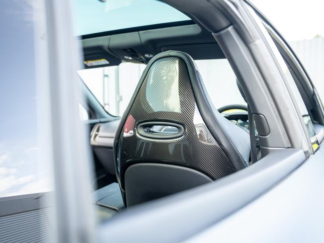ASTON MARTIN Dbx Photo 23
