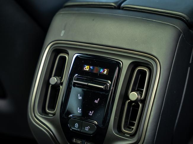 ASTON MARTIN Dbx Photo 24