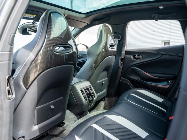 ASTON MARTIN Dbx Photo 26