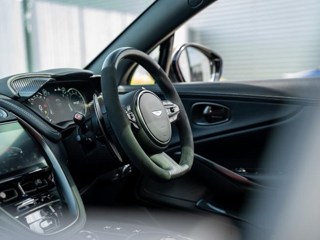 ASTON MARTIN Dbx Photo 28