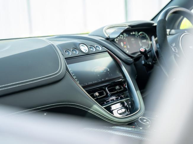 ASTON MARTIN Dbx Photo 29