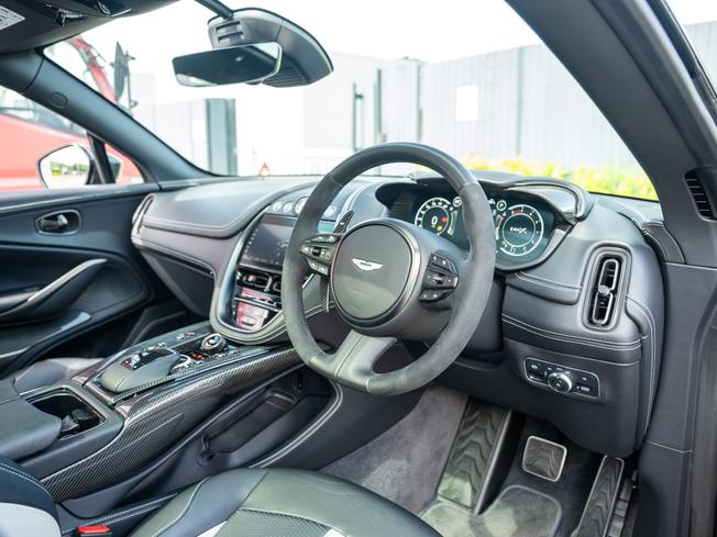 ASTON MARTIN Dbx Photo 3