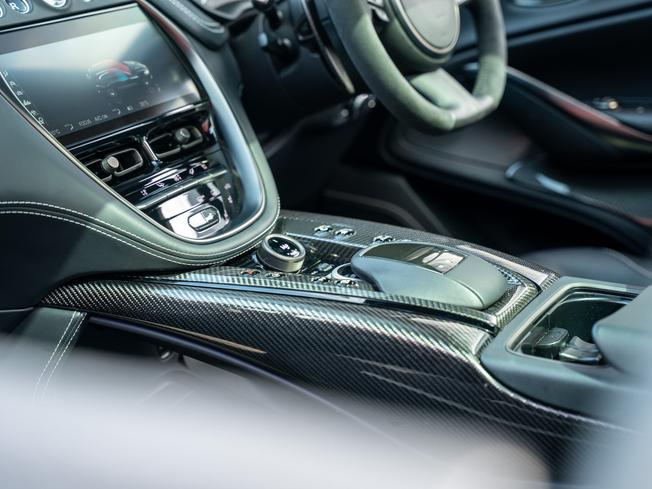 ASTON MARTIN Dbx Photo 30