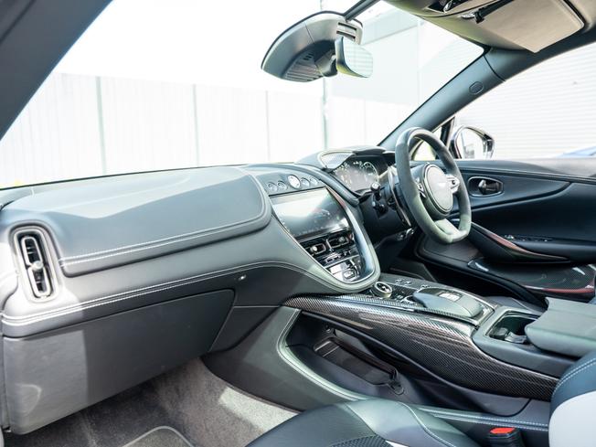 ASTON MARTIN Dbx Photo 31