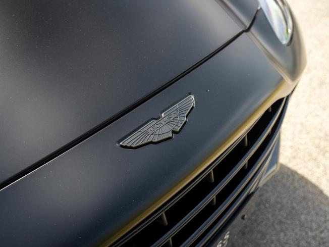 ASTON MARTIN Dbx Photo 34