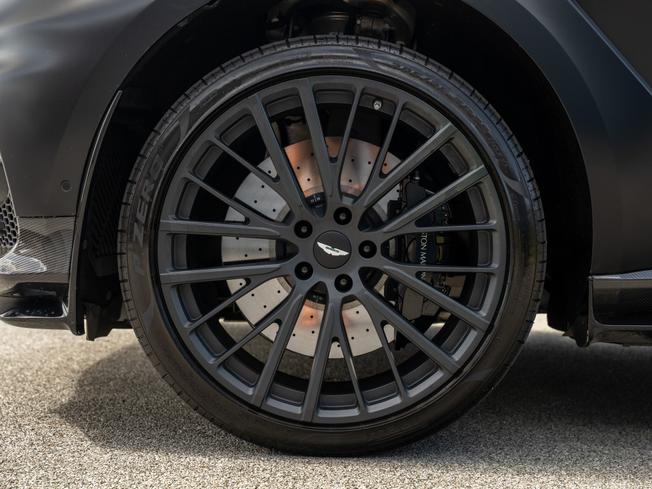 ASTON MARTIN Dbx Photo 4