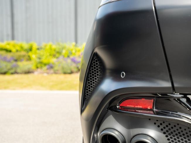 ASTON MARTIN Dbx Photo 43