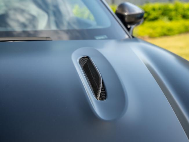 ASTON MARTIN Dbx Photo 45