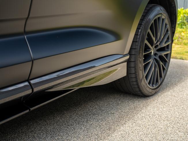 ASTON MARTIN Dbx Photo 46
