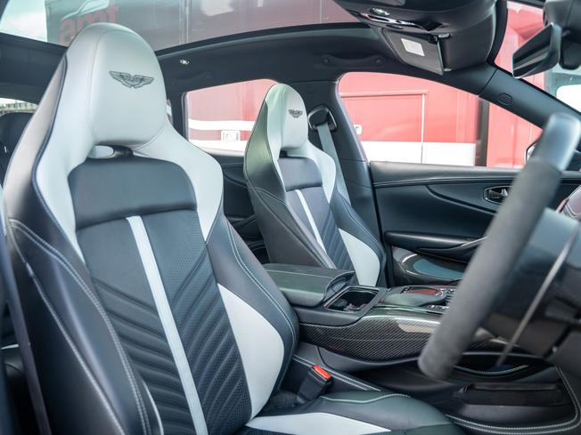 ASTON MARTIN Dbx Photo 5
