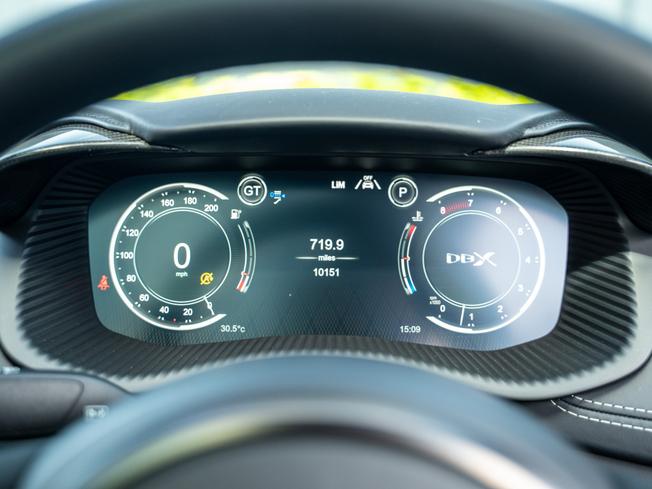 ASTON MARTIN Dbx Photo 6