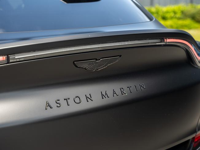 ASTON MARTIN Dbx Photo 8